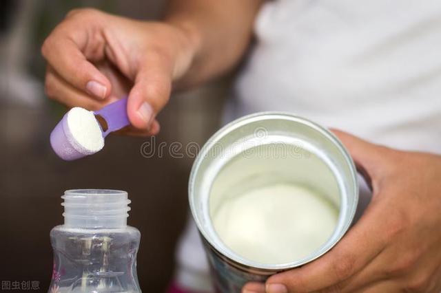 新生儿奶粉温度多少合适，宝宝奶粉的温度多少适合（新生儿奶粉冲泡温度多少合适）