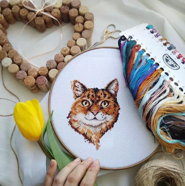 【十字绣枕头图案】哪些十字绣枕头图案好看，手工十字绣枕头图案大全（35款十字绣作品大赏析）