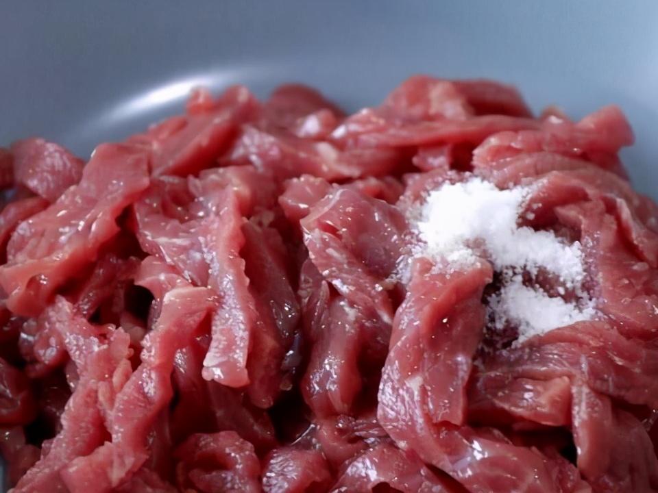 牛肉怎样腌才鲜嫩?饭店大厨教你这样做,牛肉鲜嫩爽滑不老还不柴-