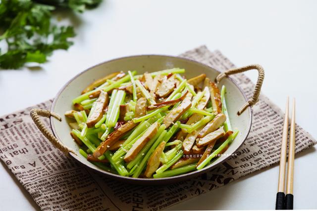 芹菜炒香干怎么炒，芹菜炒香干怎么炒（到底是先炒芹菜还是香干）