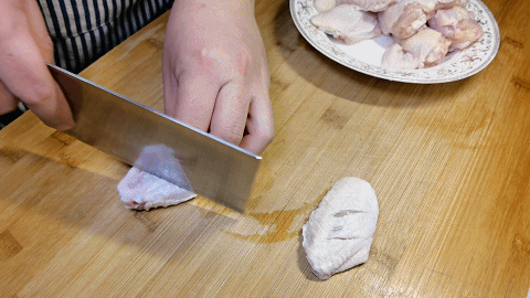 炖鸡翅的家常做法，啤酒炖鸡翅的家常做法（简单处理放砂锅一焖）