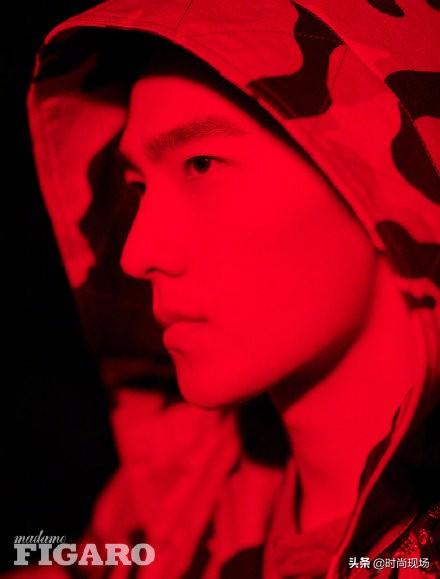 男蓝色杂志全见版，华为v9怎么更新杂志锁屏（蓝渐变衬衫搭工装裤帅气有型）