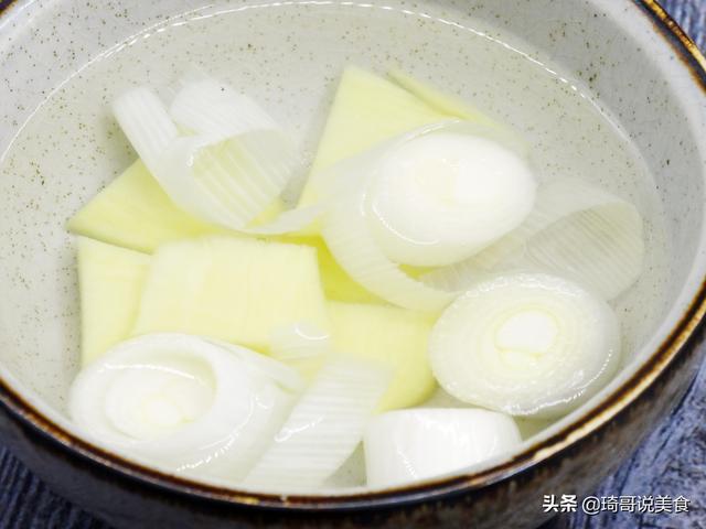 骨头炖土豆的做法，土豆炖骨头百科（1斤相当于20个鸡蛋）