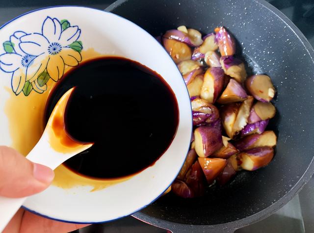 炒茄子怎么做好吃又简单又好吃，怎样炒茄子好吃又简单（学会“多做一步”）