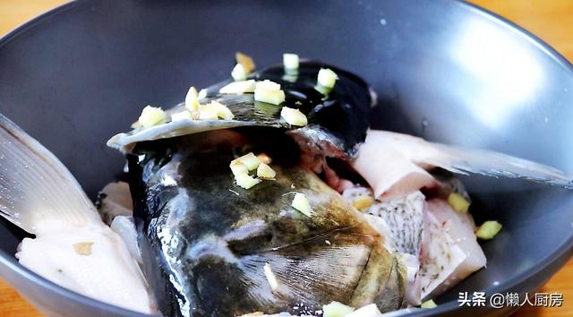 鱼头豆腐的做法，酸菜鱼头豆腐的做法（教你豆腐鱼头的懒人做法）