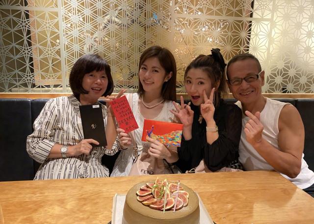 Selina晒全家福为妹妹任容萱庆生，两人同框比心显姐妹情深