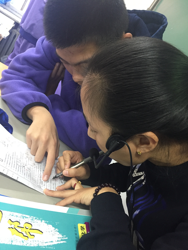 感谢老师的锦旗，表达感谢老师的锦旗标语（河北家长给老师送来锦旗和感谢信）