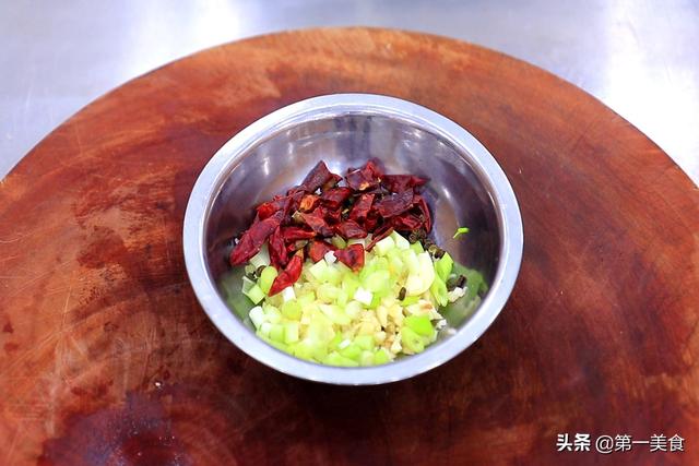 绿豆芽怎么炒好吃，清炒绿豆芽怎么炒好吃又简单窍门（夏天炒绿豆芽、一定要加点它）