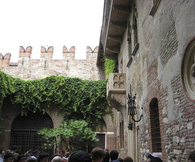 情侣约会亲亲适合去哪些场所，情侣想亲亲去哪约会（世界上的15个完美接吻地）