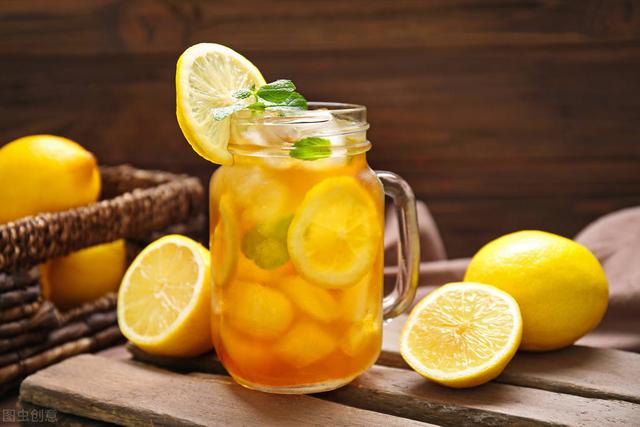 自制柠檬水的做法，柠檬泡水方法（维他柠檬茶不喝了）