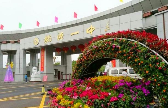 长郡中学2021高考成绩喜报，2021长沙长郡中学高考喜报成绩、一本二本上线人数情况（高考走出15个清华北大生）