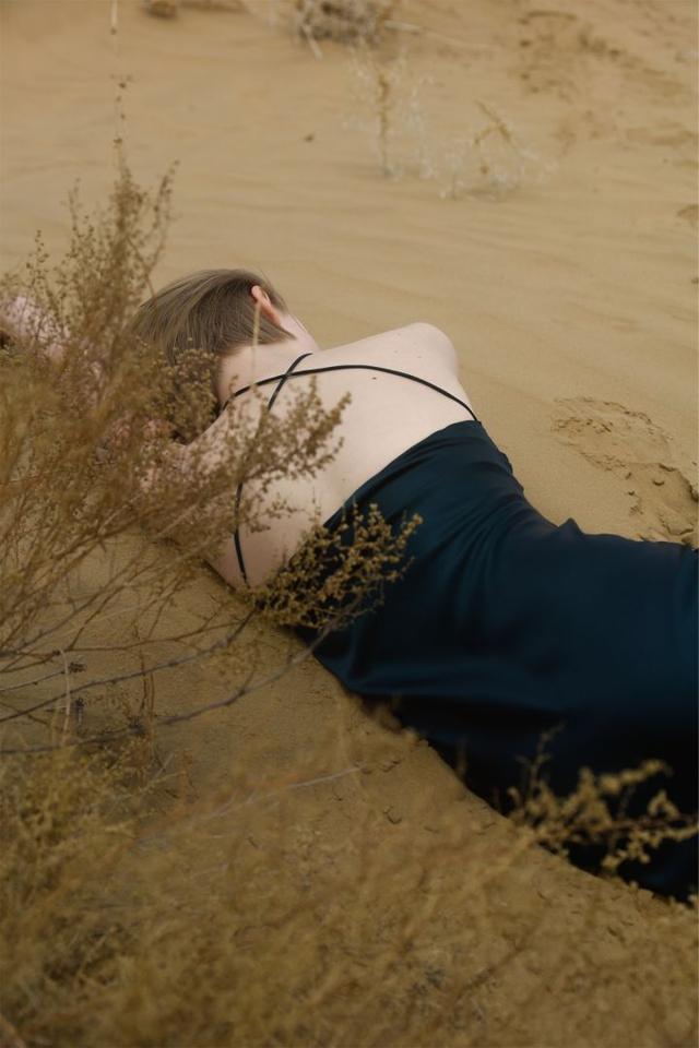 snidel属于什么档次，snidel属于几线品牌（站在门口玩手机的男人）