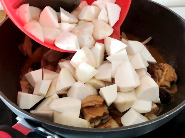 羊骨头炖多长时间，羊骨汤煮多长时间好（学会了年夜饭露一手）