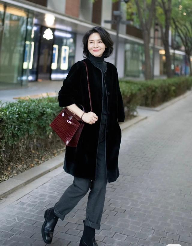 九分裤配什么鞋，男士九分裤适合搭配什么鞋子（这才是奔六女人的最美打扮）