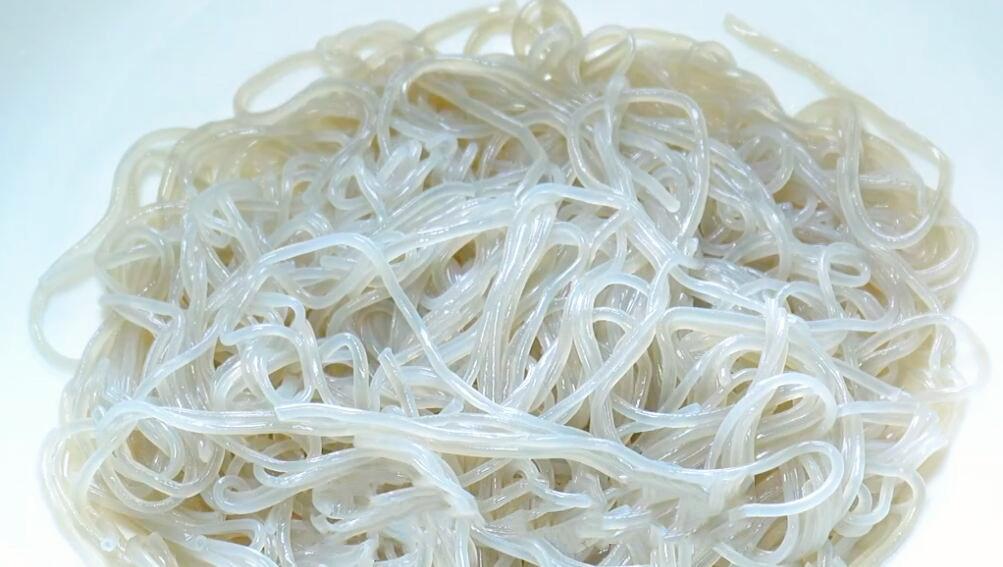 图片[3]-【包菜炒粉条】做法步骤图 难怪以前炒粉条老粘锅 技巧全在这-起舞食谱网