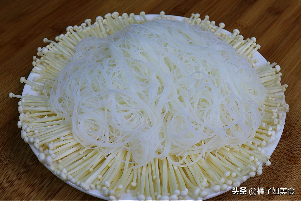 圖片[2]-【香辣金針菇蒸粉絲】做法步驟圖 香辣可口 過(guò)年家常菜的新寵-起舞食譜網(wǎng)