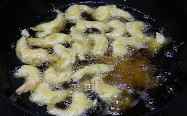 虾仁炸着吃怎么做，油炸虾仁怎么炸又酥又脆（传统美食软炸虾仁）