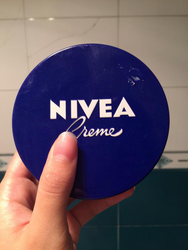 凡士林晶冻和凡士林唇膏的区别是什么，用凡士林晶冻做唇膏（逛超市时看到这些护肤好物）