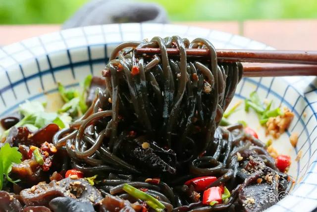 孕妇能吃蕨根粉吗，蕨根粉什么人不能吃（这一碗销魂粉，调好料汁很重要）