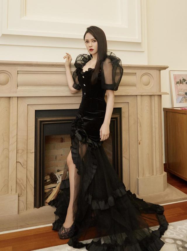 伊能静比秦昊大几岁呢，秦昊的老婆伊能静比秦昊大几岁（伊能静明明比秦昊大10岁）