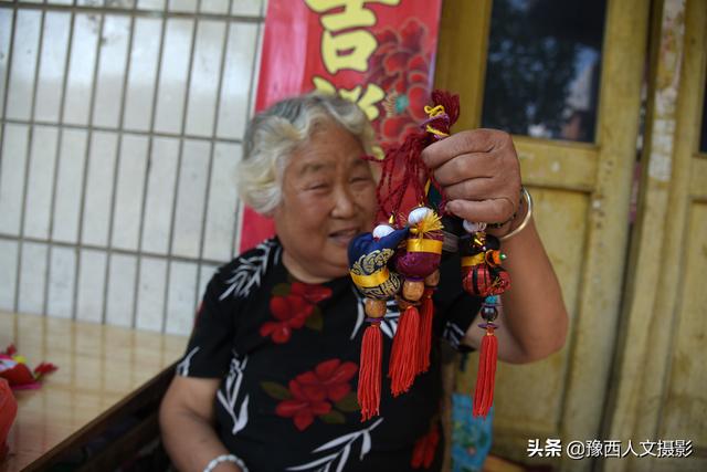 如何手工缝制香包，如何手工缝制香包视频（12块布头缝制传统香包）