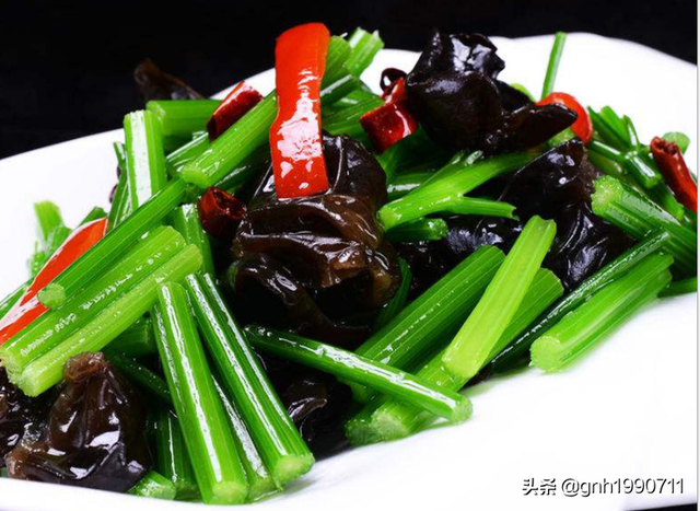 鲍芹和芹菜的区别，西芹和芹菜的区别两者有哪些区别（90年代曾经卖90元一斤的章丘鲍芹）