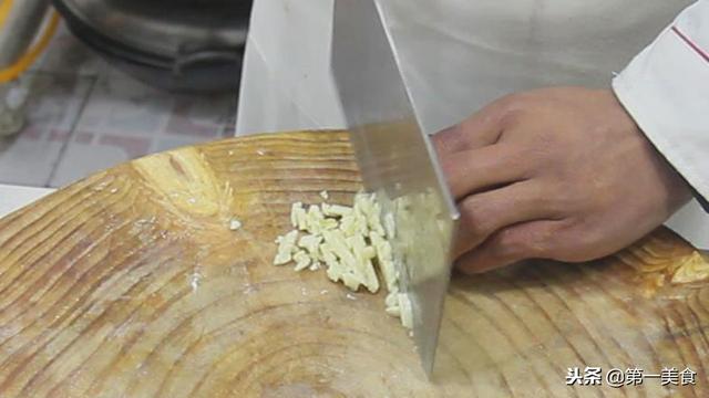 凉拌菠菜粉丝做法，菠菜粉丝凉拌菜的做法（厨师长把菠菜和粉丝拌在一起）