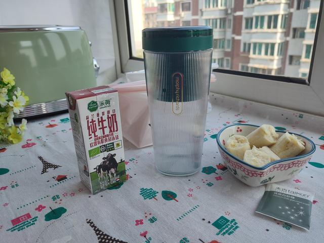 香蕉牛奶怎么做，香蕉牛奶在家轻松做
