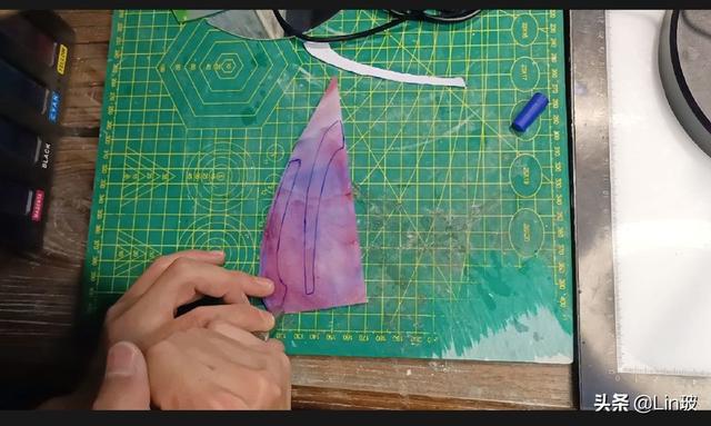 玻璃刀怎么割玻璃，<彩色玻璃制作流程>
