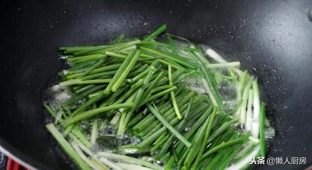 求熬葱油汁的做法，正宗葱油怎么熬制最香窍门（葱油拌面这样做好吃）