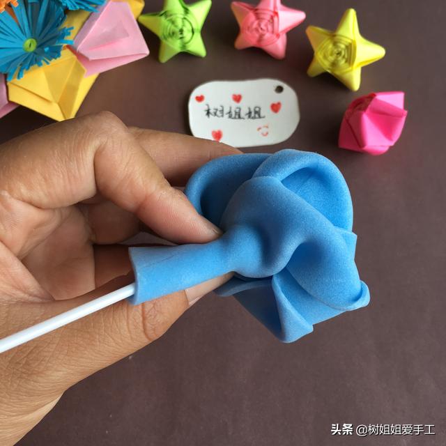 纸玫瑰花教程一步一步图解，用纸折玫瑰花的步骤图（简单又经典的手折玫瑰花折法图解）