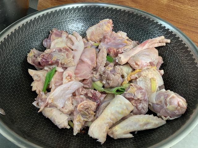 清炖鸡怎么炖好吃，清炖鸡汤怎么做出来才非常好喝（切记不要焯水）