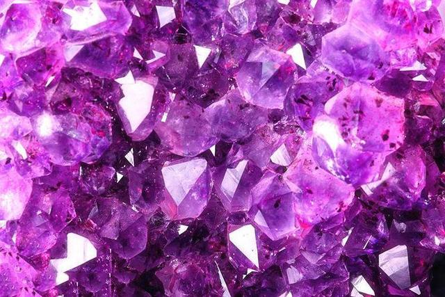 紫水晶的鉴别方法让你不再被骗，紫水晶真假鉴别方法（象征浪漫爱情的天然紫水晶居然作假）