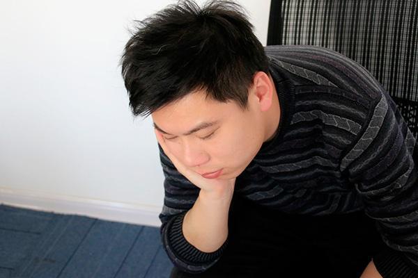 男生喉结不明显是为什么，为什么有的男生没有喉结（为啥男生有喉结，而女生却没有）