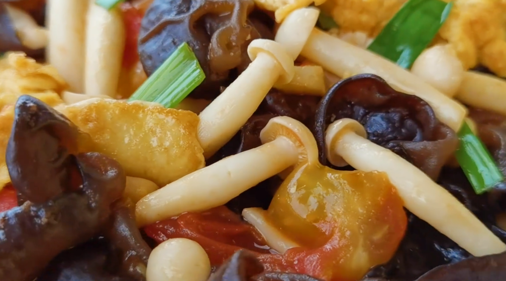 【白玉菇炒雞蛋】做法步驟圖 簡單營養(yǎng)又美味 孩子常吃身體好-起舞食譜網