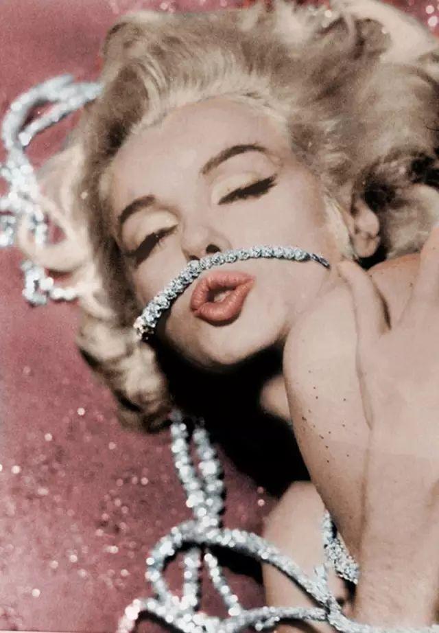 梦露是谁(玛丽莲梦露传奇一生) - 火句子