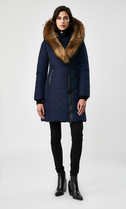 云南少数民族服饰，云南各民族的服饰（体育生羽绒服火了）