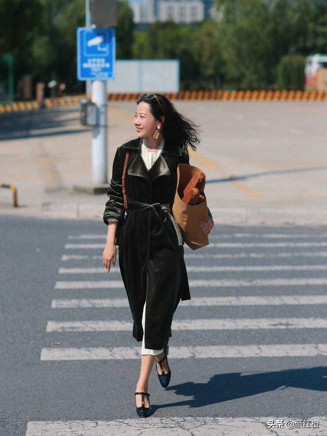 青灰色是什么颜色，正常的平菇是什么颜色（35+女性穿衣千万别盲从）