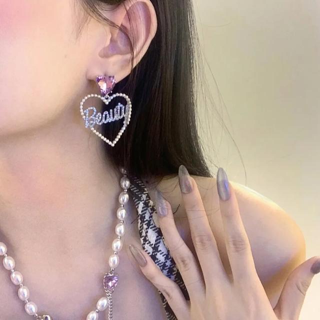 性感头像女生个性头像，女生性感头像／部位头像／“感动代替不了感情，念旧也回不到曾经” ​微信（部位头像丨一厢情愿，愿赌服输）