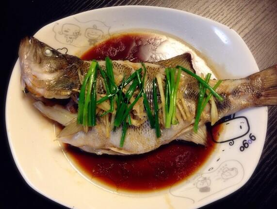 图片[6]-【清蒸鲈鱼】做法步骤图 千万别少了这步 否则腥味重 鱼肉散烂-起舞食谱网