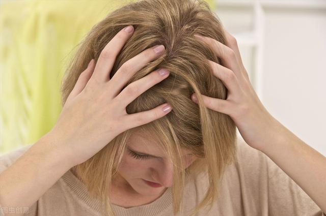 头发为什么总是很油 油性头发是什么原因造成的，头发为什么总是很油（头皮比其他部位爱出油）