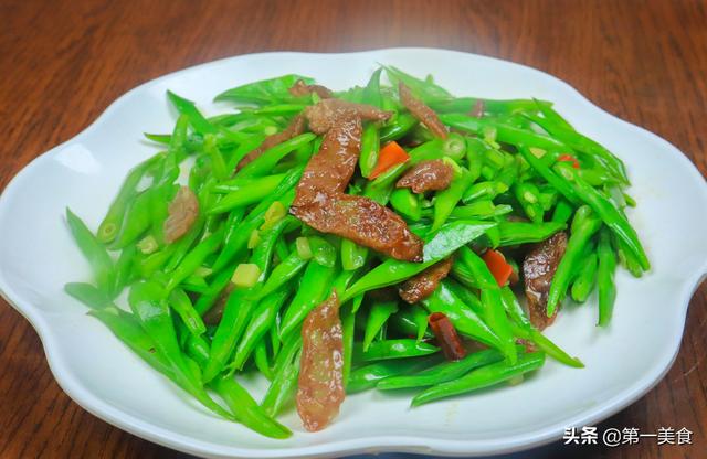香肠炒什么好吃，香肠和什么炒好吃（厨师长教你饭店腊肠炒芸豆做法）