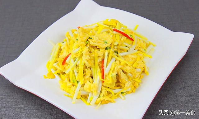 蒜黄和什么配着炒好吃，蒜黄搭配什么炒菜好吃（鸡蛋中多放这两样）