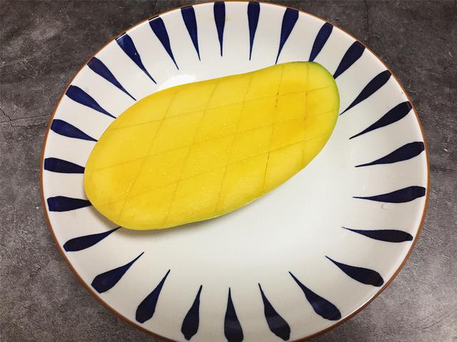 芒果怎么切成一块一块的，芒果怎么切（超实用的4种芒果切法）