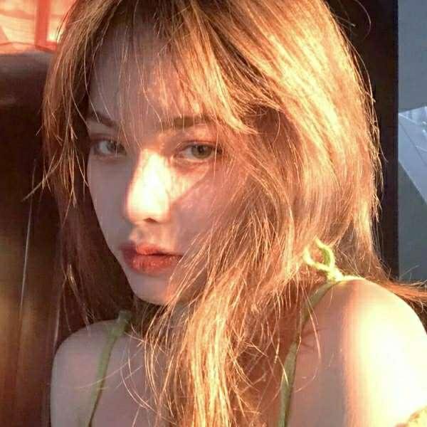 彩色头发妹妹可爱时尚，微信头像，彩色头发妹妹可爱时尚（看完图片我想染个彩虹头）