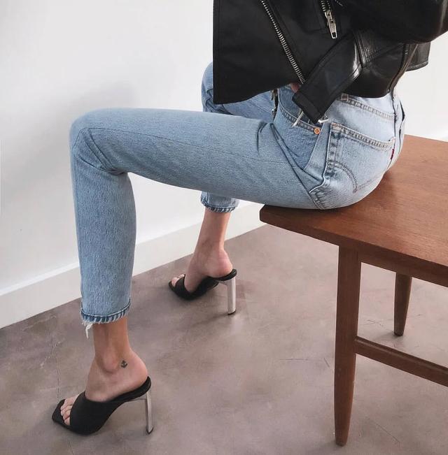 性感头像女生个性头像，女生性感头像／部位头像／“感动代替不了感情，念旧也回不到曾经” ​微信（部位头像丨一厢情愿，愿赌服输）