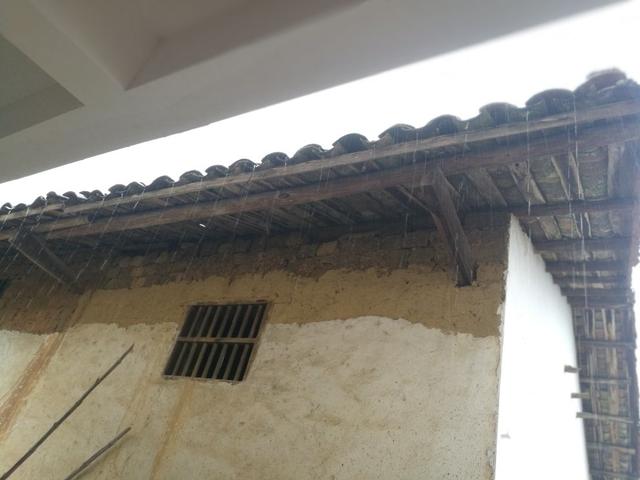 屋面排水方式有哪两类，屋面排水方式有哪两类一般尽量采用（天沟和一檐哪个好）