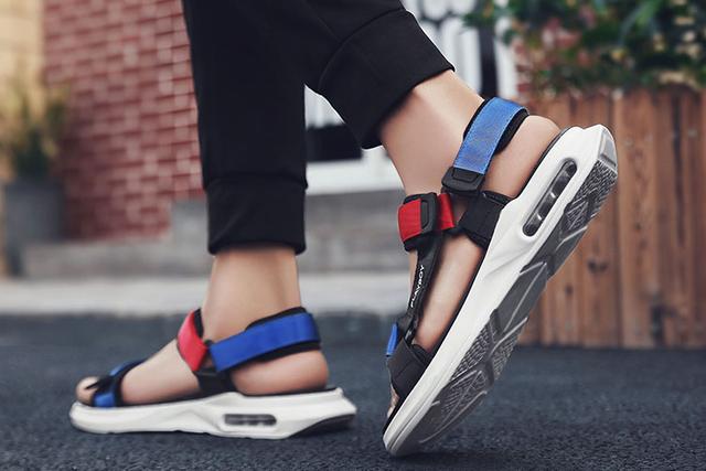 沙滩鞋选购技巧，沙滩鞋怎么搭配（成就自由不羁的活力少年）