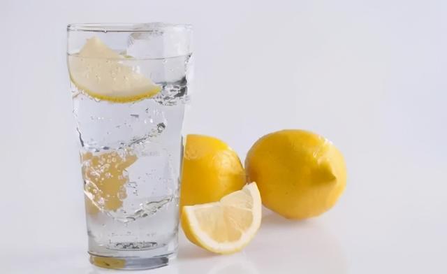 不加糖的柠檬汁为什么这么酸苦，熬糖放柠檬酸和不放的差别（为什么柠檬水泡久了）