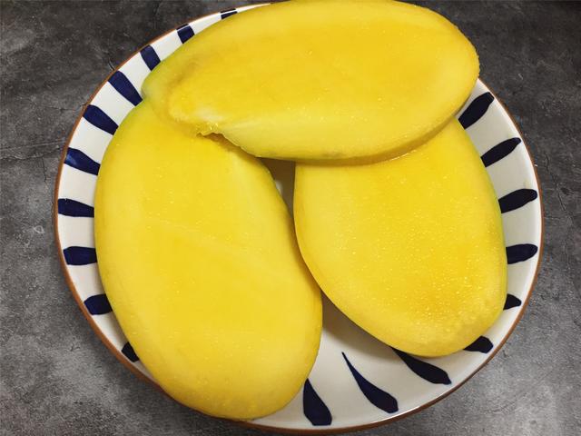 芒果怎么切成一块一块的，芒果怎么切（超实用的4种芒果切法）
